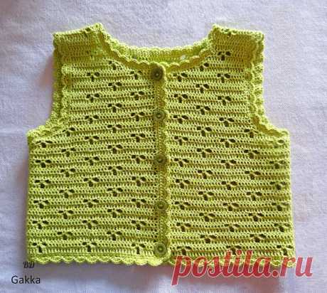 Жилетка узором "бантики" для девочки 1,5-2 года.
Связана крючком, без боковых швов, обвязка горловины, планок и низа без обрыва нити.