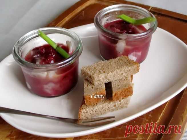 Закуска из сельди под клюквенным соусом