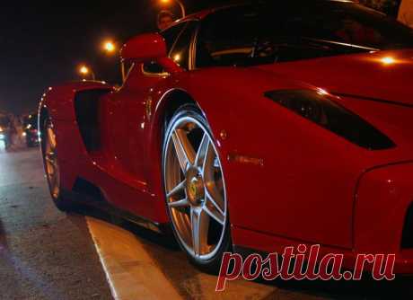 Редкие автомобили в России и их истории: Ferrari Enzo От 1 000 000 до 1 500 000 Евро, такова цена этого редчайшего автомобиля в списках крупнейших аукционных домов. Но даже не смотря на столь высокую цену, этот автомобиль практически невозможно купить.Fe...