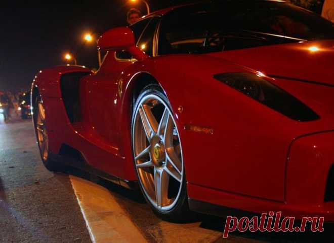 Редкие автомобили в России и их истории: Ferrari Enzo От 1 000 000 до 1 500 000 Евро, такова цена этого редчайшего автомобиля в списках крупнейших аукционных домов. Но даже не смотря на столь высокую цену, этот автомобиль практически невозможно купить.Fe...