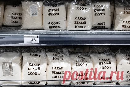 X5 Group ввела ограничения на продажу круп и сахара для борьбы со спекулянтами. Компания X5 Group ввела ограничения на продажу круп, растительного масла и сахара в магазинах сети. Ограничения касаются реализации социально значимых товаров при рознице в одни руки. В компании уточнили, что это делается для того, чтобы товары первой необходимости постоянно были на полках.