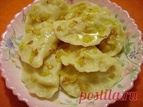 Готовим вареники, которые никогда не развариваются 
Этот рецепт подойдет идеально тем кто не любит .когда тесто в варениках толстое или слишком упруго-жесткое.
Вареники, приготовленные по этому рецепту никогда не развариваются, варятся очень быстро (4…