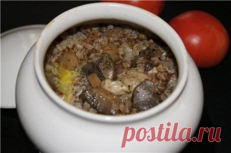 Гречневая каша с печенью и овощами в горшочке
