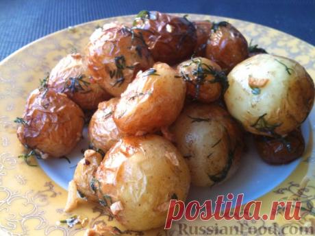Рецепт: Молодой картофель, жаренный с чесноком и укропом на RussianFood.com