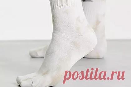 «Грязные» белые носки на сайте Asos вызвали недоумение у покупателей. На сайте популярного британского онлайн-ретейлера Asos появились носки с модным принтом тай-дай, который напомнил покупателям пятна грязи. Компания Quiksilver представила белые длинные носки с черным логотипом и коричневыми разводами по всей поверхности ткани. Стоимость новинки составила 14 фунтов стерлингов.