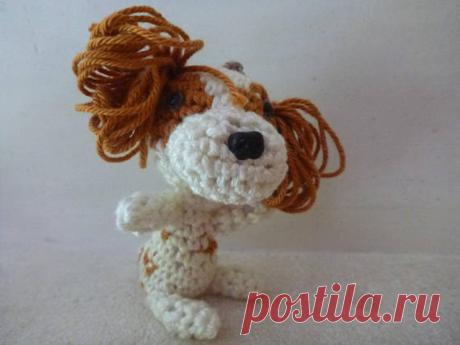 porte clef amigurumi  petit chien petit porte-clef pour agrémenter un sac, une trousse...  ce petit chiot attend un (e) ami(e) pour partager son amitié .  Venez voir ses amis sur la boutique coucoumains, il en a tout plein...  8 cm de haut Yeux securit US ouate GB laine coton Lavable 30°tout à la main    envoi gratuit sur la France