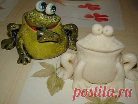 Лепим лягушку из соленого теста