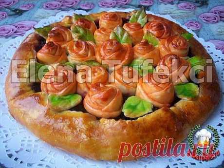 Тесто:
    Мука — около 4 ст
    Молоко — 1 ст
    Яйцо — 1 шт
    Масло слив — 100 г
    Дрожжи сух. — 1 ч.л. (мокр. — 20 г)
    Сахар — 3 ст.л.
    Соль — 1 ч.л.
Начинка:
    Любые фрукты, ягоды, джем (у меня свежемороженая вишня без косточки)
    Сахар — по вкусу
    Крахмал — 2 ст.л.
Желток — 2 шт (для смазывания)
Приготовление:
Дрожжи распустить в теплом молоке с щепоткой сахара. Добавить муку, яйцо, размя