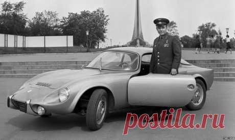 Однажды Юрий Гагарин побывал во Франции, где посетил фирму Matra, производившую ракетно-космическую технику и попутно занимавшуюся выпуском автомобилей. Там первому космонавту приглянулось двухместная Matra-Bonnet Jet VS, которую отличали стеклопластиковый кузов, заднемоторная компоновка, независимая подвеска и дисковые тормоза. Когда Гагарин вернулся на родину, во дворе посольства Франции космонавта поджидал прекрасный подарок — Matra небесно-голубого цвета, которая сегодня принадлежит известно