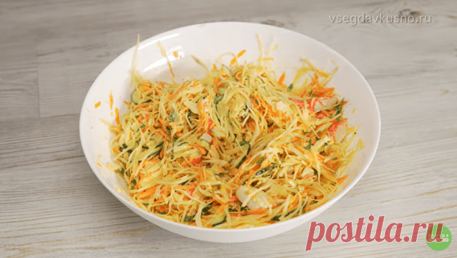 Легкий салат из овощей и крабовых палочек - mojakuhnja.ru В состав аппетитного блюда входят только бюджетные продукты, а приготовление занимает минимум времени. Салат подкупает своим минимализмом, поэтому популярен даже среди сторонников здорового питания. Ингредиенты: 600 г белокочанной...