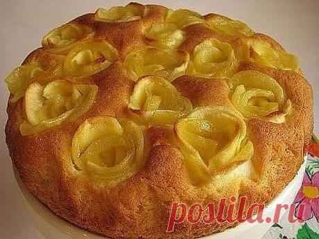 "Новейшая шарлотка — хит сезона-2018." Затмит на столе любое блюдо! 

Ингредиенты для теста: 
300 г муки
200 г сахара 
150 г сливочного масла 
3 яйца 
0,5 ч. л. разрыхлителя 
1 щепотка соли 
цедра одного лимона 
4–5 крупных яблок 
сахарная пудра для оформления 
форма для выпечки приблизительно 24 см 

Ингредиенты для сиропа: 
400 мл воды 
200 г сахара
1 щепотка корицы 

Приготовление: 
Вымой и высуши яблоки. Не срезая кожуры, нарежь их тонкими ломтиками по 2 мм. Яркая крас...