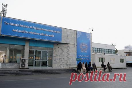 Талибы уговорили женщин вернуться к работе. Сотрудники аэропорта Кабула и пограничной полиции вернулись к работе по просьбе боевиков движения «Талибан» (запрещено в России как террористическое). Ранее сотрудникам пришлось отказаться от деятельности после прихода талибов. Женщины надеются, что правительство Афганистана начнет выплачивать им заработную плату.