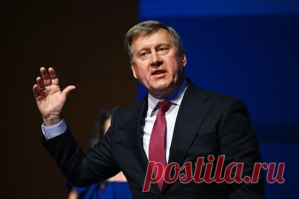 Названа возможная причина отставки мэра Новосибирска. Мэр Новосибирска Анатолий Локоть, который сообщил об уходе с поста главы российского города, ушел в отставку в связи с истечением полномочий. Об этом сообщил собеседник РБК в КПРФ. По его данным, мэр не захотел идти на должность сити-менеджера после упразднения прямых выборов.