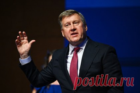 Названа возможная причина отставки мэра Новосибирска. Мэр Новосибирска Анатолий Локоть, который сообщил об уходе с поста главы российского города, ушел в отставку в связи с истечением полномочий. Об этом сообщил собеседник РБК в КПРФ. По его данным, мэр не захотел идти на должность сити-менеджера после упразднения прямых выборов.
