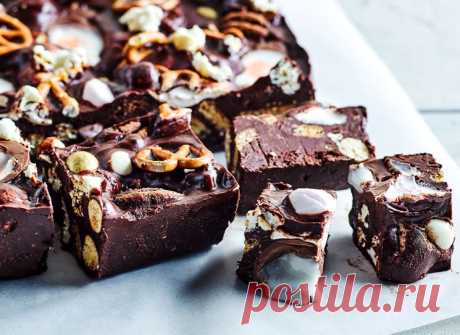 Как приготовить пирожные Rocky Road - Австралийски шоколадный десерт с маршмеллоу ?

Дословно название этого поистине волшебного шоколадного десерта Rocky Road переводится, как «каменистая дорога». Скорее всего, имя он это получил за пестрый вид маленьких маршмеллоу на фоне шоколадной основы наших пирожных. Сразу предупреждаю — вы точно влюбитесь в это лакомство!