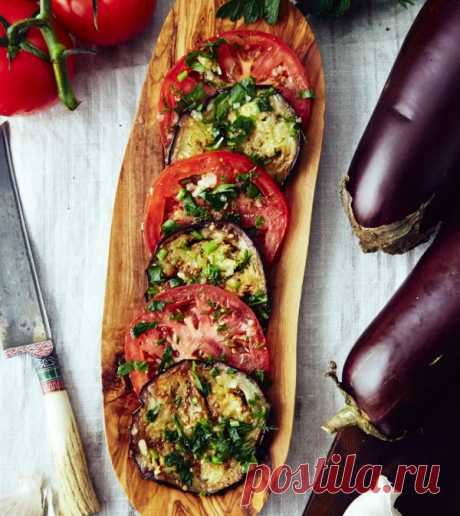 Маринованные помидоры с баклажанами.
Отличная овощная закуска из обжаренных баклажан, свежих помидоров с ароматной зеленью и чесноком.