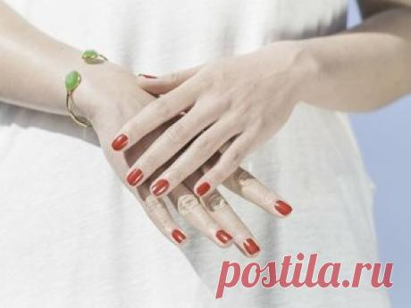 Как избавиться от «рук пенсионерки» рассказывает дерматолог из Петербурга "Лицо пионерки, а руки пенсионерки" — женщинам после 35 знакомо несоответствие кожи лица и рук. Если для того чтобы предотвратить появление морщин на лице, мы прикладываем огромные усилия (и вкладываем не менее огромные средства), то кисти рук остаются в положении «золушки». Но именно руки становятся индикатором возраста. Как правильно ухаживать за кожей рук, рассказывает дерматолог из Санкт-Петербур...