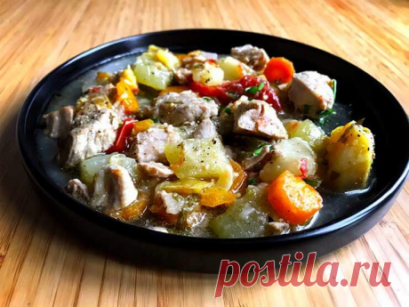 Гювеч по - болгарский: простой рецепт с мясом Гювеч очень популярное болгарское блюдо. Фактически гювеч – кулинарный конструктор с безграничным множеством вариантов.