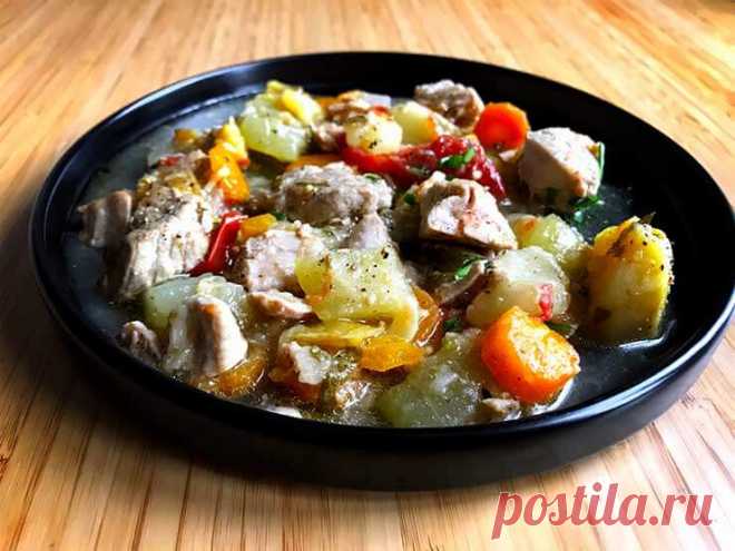 Гювеч по - болгарский: простой рецепт с мясом Гювеч очень популярное болгарское блюдо. Фактически гювеч – кулинарный конструктор с безграничным множеством вариантов.