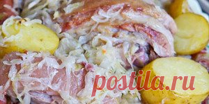 Шукрут Шукрут – знаковое блюдо для кухни Эльзаса. Само слово “шукрут” – choucroute – является калькой с немецкого sauerkraut, по нашему – квашеная капуста. Шукрут – блюдо сытное, калорийное, то есть прежде всего зимнее, но можно подать его и в другое время года, если не очень жарко.