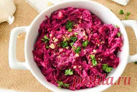 Свекла по-царски: в сто раз вкуснее шубы. Рецепт Все новости Белоруссии на сайте Korrespondent. Актуальная лента новостей онлайн . Свекла - 500 г, творог - 300 г, сыр - 80-100 г, чеснок - 1 зубчик, яйцо - 2 шт., соль, перец, майонез. Способ приготовления: 1. Тонко нашинкованную свеклу смешать с тертым сыром, творогом, рубленным чесноком и рублеными яйцами. 2. Салат посолите, поперчите, заправьте майонезом и украсьте кружками яйца. Салат "Наваждение" с орехами и черносливом. Все новости Беларус…