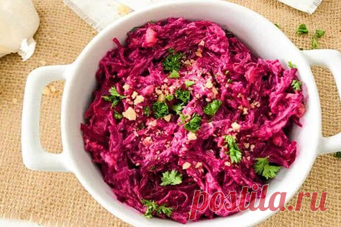 Свекла по-царски: в сто раз вкуснее шубы. Рецепт Все новости Белоруссии на сайте Korrespondent. Актуальная лента новостей онлайн . Свекла - 500 г, творог - 300 г, сыр - 80-100 г, чеснок - 1 зубчик, яйцо - 2 шт., соль, перец, майонез. Способ приготовления: 1. Тонко нашинкованную свеклу смешать с тертым сыром, творогом, рубленным чесноком и рублеными яйцами. 2. Салат посолите, поперчите, заправьте майонезом и украсьте кружками яйца. Салат 