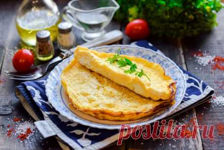 Пышный омлет с сыром на сковороде. Омлет с сыром – вкусный и сытный завтрак, который придаст сил и наполнит вас энергией. Чтобы омлет был со сливочным привкусом, добавим в него сырную стружку, также обязательно добавим молоко.