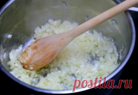 Соус "Маринара" впрок
Волшебный соус получился! Мы никак не можем осилить помидоры, они покраснели все враз, заразы. Нет, основная часть уже съедена и закатана, но последние три кг уже никак, никуда. А соус такой наоборот везде и всегда :) В пиццу, в пасту, конечно. Да и к мясу, рыбе, хоть к чему. Я б вообще и так просто ела, надо было побольше сварить...
Нам понадобится (на 1 литр соуса):
800 г помидоров
1 средняя луковица
4-5 зубчиков чеснока (можно больше-меньше, на сво...