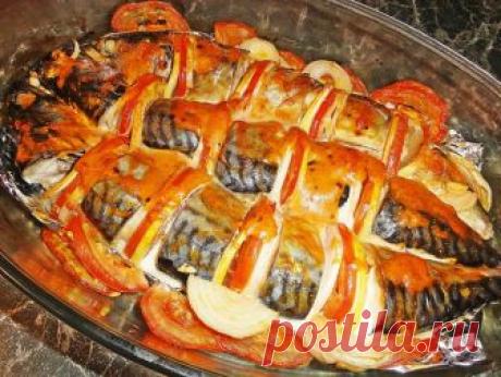 Скумбрия, запеченная в духовке.
Вам понадобится:
Скумбрия свежемороженная – 1 кг. (три рыбки)
Лук – чем больше, тем лучше! (у меня уходит пять хороших луковиц)
Майонез
Кетчуп (использую кетчуп “Лечо” Махеев)
Специи
Приготовлен…