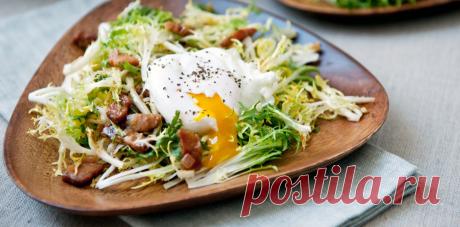 Французская кухня для начинающих: салат «Лионез» «Лионез» — одно из самых популярных блюд французской кухни. В основе салата лежит всего три ингредиента — салат фризе, бекон и яйцо пашот, заправленные соусом винегрет. Прямо сейчас научим вас готовить «Лионез» всего за 15 минут.