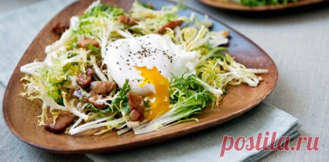 Французская кухня для начинающих: салат «Лионез» «Лионез» — одно из самых популярных блюд французской кухни. В основе салата лежит всего три ингредиента — салат фризе, бекон и яйцо пашот, заправленные соусом винегрет. Прямо сейчас научим вас готовить «Лионез» всего за 15 минут.