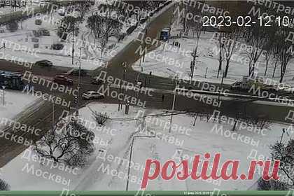 Момент ДТП с Tesla в Москве показали на видео. Дептранс Москвы показал на видео момент ДТП с участием автомобиля Tesla. Авария произошла 12 февраля на Волгоградском проспекте. После столкновения с другой машиной водитель электромобиля не справился с управлением и влетел в фонарный столб. В результате случившегося пострадали двое детей.