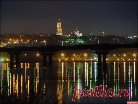Ночной Киев. Пост Патона с видом на Печерскую Лавру