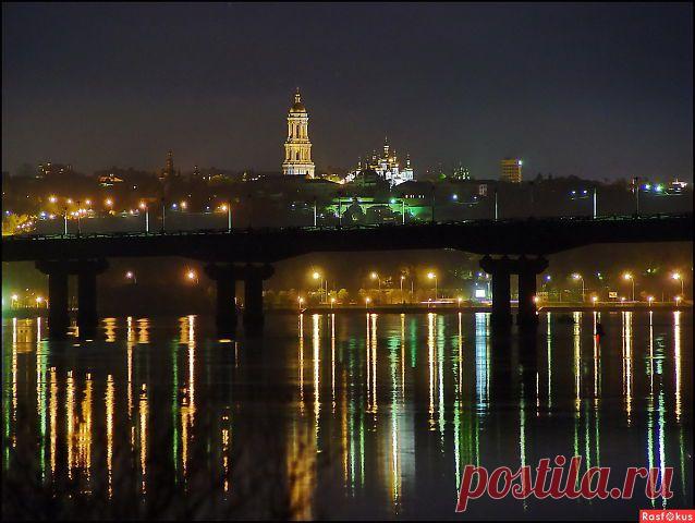 Ночной Киев. Пост Патона с видом на Печерскую Лавру