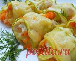 ТОП-6 РЕЦЕПТОВ КАБАЧКОВЫХ РУЛЕТОВ 
1. Нежные рулетики из кабачков с куриным филе
ИНГРЕДИЕНТЫ:
 Кабачок (свежий, молоденький) — 1 шт;
 Филе куриное — 100-150 г;
 Морковь (отварная) — 1 шт;
 Сыр твердый — 70-100 г;
 Зелень (для украшения) г;
 Вода или бульон — 2-3 ст.л.;
ПРИГОТОВЛЕНИЕ:
Кабачок нарезать картофелечисткой на полоски по всей длине. Соединить по 2 полосочки, чтобы пошире была основа рулетика. Посолить немножко и поперчить. Филе порезать на маленькие кусочки и разместить по всей длине п