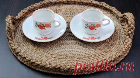 Полезная вещь из картона и верёвки - Самоделкино - медиаплатформа МирТесен Только картон и веревка, а какая красота в результате — потрясающий поднос, практичный и стильный. Сделать его сможет любой! Это полезная и красивая вещь непременно пригодится в каждом доме. На плотный картон приклеиваем верёвку с помощью горячего клея. Делаем форму овала. Продолжаем приклеивать до