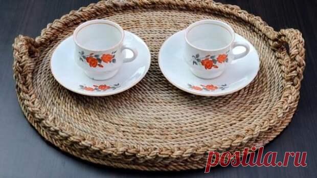 Полезная вещь из картона и верёвки - Самоделкино - медиаплатформа МирТесен Только картон и веревка, а какая красота в результате — потрясающий поднос, практичный и стильный. Сделать его сможет любой! Это полезная и красивая вещь непременно пригодится в каждом доме. На плотный картон приклеиваем верёвку с помощью горячего клея. Делаем форму овала. Продолжаем приклеивать до