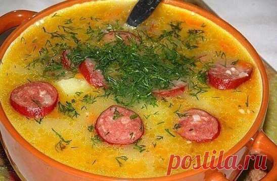 Гороховый суп с охотничьими колбасками сыром
Горох - 1 стакан 
Картошка - 3 шт 
Морковь - 1 шт 
Репчатый лук - 1 шт 
Колбаски охотничьи - 5 шт 
Плавленный сыр - 1 шт (или 2 стол ложки )
Зелень - по желанию 
Соль и специи - по вкусу 
Растительное масло - для жарки 
Расчёт на - 3 литра 
Горох замочить на 2 часа или на ночь 
В кипящею подсоленную воду высыпать горох ,варить минут 30 постоянно снимая пену ,добавить картофель 
Сделать зажарку ;Репчатый лук мелко нарезать ,морковь натереть на тёрке (