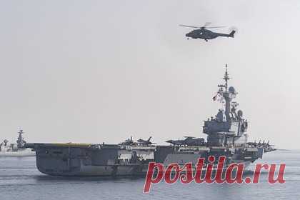 Авианосец ВМС Франции столкнулся с польским парусником. Авианосец «Шарль де Голль» Военно-морских сил (ВМС) Франции столкнулся с десятиметровой парусной яхтой в море, недалеко от города Тулон. Инцидент произошел утром 12 ноября, когда корабль находился у военно-морской базы Тулона. Экипаж заметил, что наперерез курса авианосца идет парусник под флагом Польши.