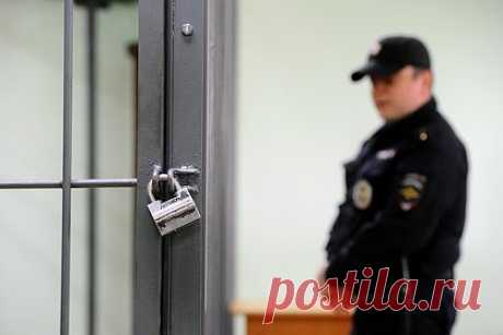 Российский уголовник получил срок за надругательство над школьницей в лесу. В Омской области к 13 годам строгого режима приговорен 57-летний житель поселка Черлак, обвиняемый в попытке изнасилования школьницы. 24 июня 2021 года ранее судимый за изнасилование и угрозу убийством уголовник заметил на улице 15-летнюю школьницу. Он попросил девочку помочь найти убежавшего кота и заманил ее в лес.