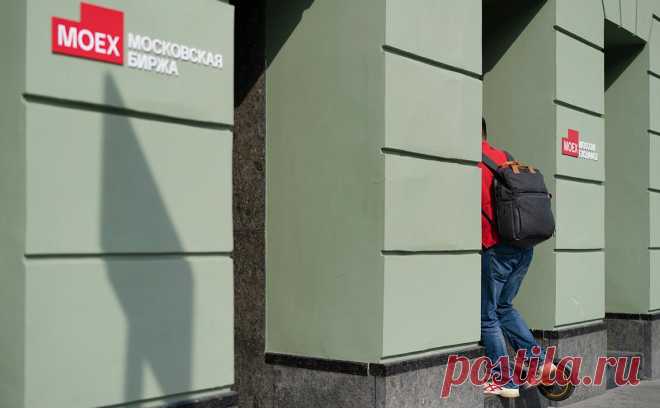 Санкции против Мосбиржи вызвали проблемы у банков с валютными свопами. Из-за санкций на Мосбирже остановились торги свопами в долларах и евро, которыми пользуются банки для покрытия валютного риска. Некоторые игроки были вынуждены срочно решать проблему открывшихся у них валютных позиций, узнал РБК
