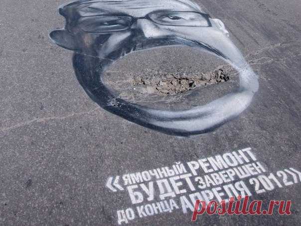 Реклама с уральскими чиновниками «Заставь чиновников работать», поедающими асфальт. Екатеринбург заставил чиновников работать, благодаря этой рекламе.