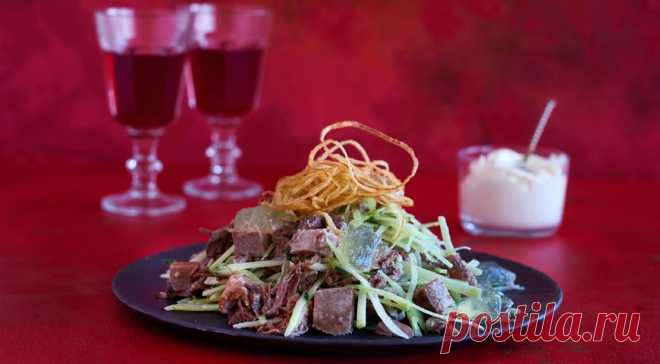 Салат с языком, вареным мясом, редькой и ланспиком - ПУТЕШЕСТВУЙ ПО САЙТУ. Ланспик- это бульон. Но заливать мясо в салате горячим бульоном вам не придется. Чтобы получился ланспик, бульон надо хорошо охладить до состояния желе, затем нарезать кубиками и красиво выложить на тарелке с салатом. ИНГРЕДИЕНТЫ 1 говяжий язык весом 1,2 кг 500 г верхней части голяшки (немного кости и мясо) 4 …