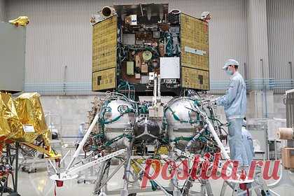Уточнено место посадки российской «Луны-27». Автоматическая межпланетная станция «Луна-27» сядет на поверхность естественного спутника Земли южнее космического аппарата (КА) «Луна-25», уточняется в научном отчете Института космических исследований (ИКИ) Российской академии наук (РАН). Об этом сообщает РИА Новости.