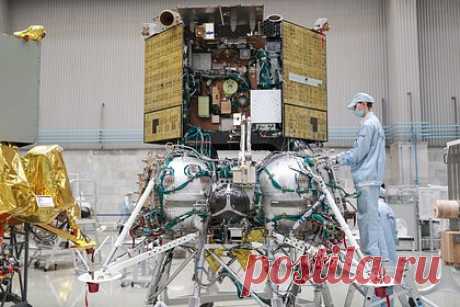 Уточнено место посадки российской «Луны-27». Автоматическая межпланетная станция «Луна-27» сядет на поверхность естественного спутника Земли южнее космического аппарата (КА) «Луна-25», уточняется в научном отчете Института космических исследований (ИКИ) Российской академии наук (РАН). Об этом сообщает РИА Новости.