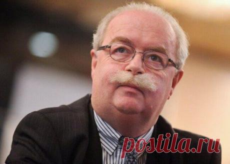 В своем интервью перед отлетом в Париж гендиректор Total резко выступил в защиту российской власти.
- Я скорее поверю в то, что самолет можно сбить бульдозером, чем в то, что мой друг Путин направил войска в Донецк - заявил он