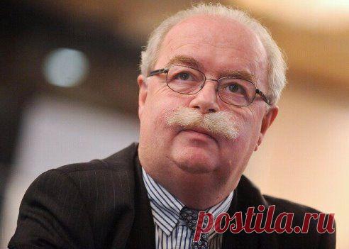 В своем интервью перед отлетом в Париж гендиректор Total резко выступил в защиту российской власти.
- Я скорее поверю в то, что самолет можно сбить бульдозером, чем в то, что мой друг Путин направил войска в Донецк - заявил он