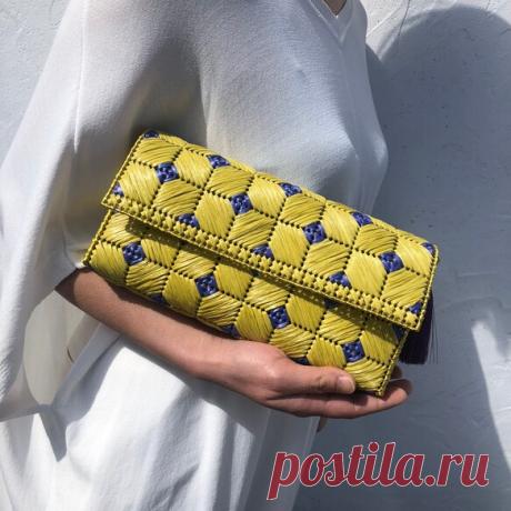 『ミモザハンドメイド2021』再販売エコアンダリアクラッチバッグハイカラーⓂ︎浴衣にもドットミモザ エコアンダリアを使って丁寧に仕上げたクラッチバッグです。ミモザのハイカラークラッチ。大好きな色と一緒にお出かけしたい！アガるアイテムを是非♡全て、オールハンドでのオリジナル作品です。マチもあるので、お財布、携帯がスッポリ収まるサイズ。開閉はマグネット開閉で楽チン！別売りのチェーンで2way、3wayにもなります。※フックのみの取り付け販売もあります。size   25×13×4デッドストックのスタッズを使用している作品もあり多少のデザインが異なる場合がございます。送料は無料です。お届けは、定形外にて発送致します。発送は定形外郵便での発送となりますので、万一の配送中の事故紛失等の責任は負えません。追跡機能をご希望の方はレターパックをお選び下さいませ。（その場合は520円ご負担となります）