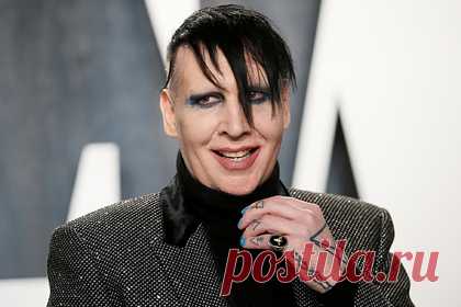 Мэрилин Мэнсон сдался полиции. Шок-рокер Мэрилин Мэнсон, ордер на арест которого был выдан полицией штата Нью-Гэмпшир за плевок в видеооператора на концерте в 2019-м, сдался правоохранительным органам. В полицейском участке артисту выдвинули обвинения, после чего отпустили. О решении Мэнсона сдаться полиции сообщалось в конце июня.