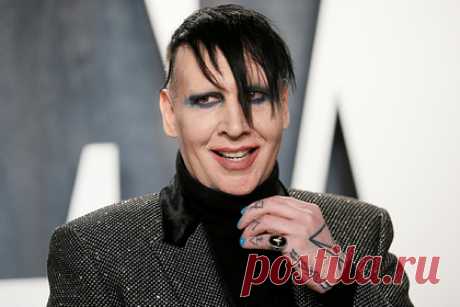 Мэрилин Мэнсон сдался полиции. Шок-рокер Мэрилин Мэнсон, ордер на арест которого был выдан полицией штата Нью-Гэмпшир за плевок в видеооператора на концерте в 2019-м, сдался правоохранительным органам. В полицейском участке артисту выдвинули обвинения, после чего отпустили. О решении Мэнсона сдаться полиции сообщалось в конце июня.